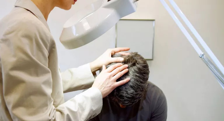 Hombre en el especialista por la caída de cabello