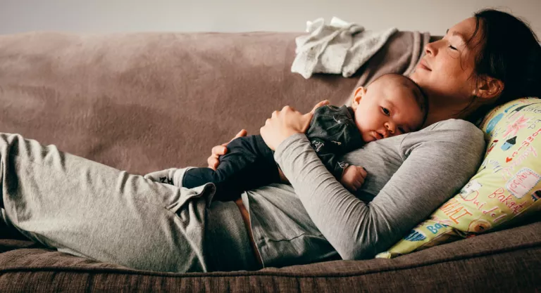 Madre soltera en el sofá con su hijo