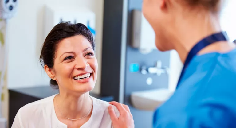 Mujer en la consulta de su médico