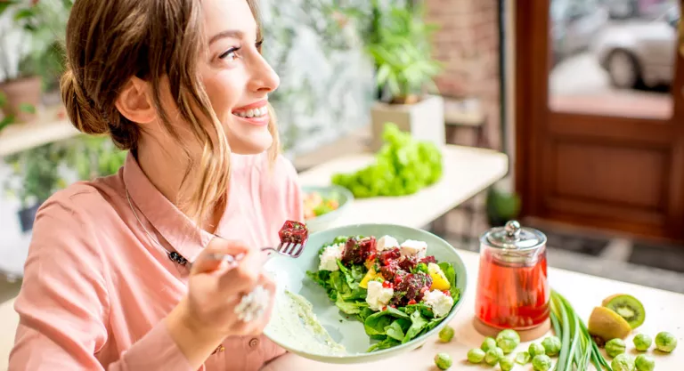 Mujer con hábitos saludables