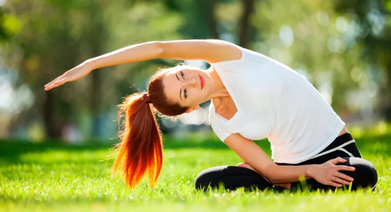 Mujer practicando yoga