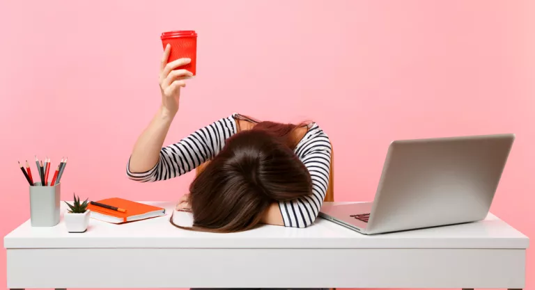 Mujer tomando guaraná para combatir el cansancio