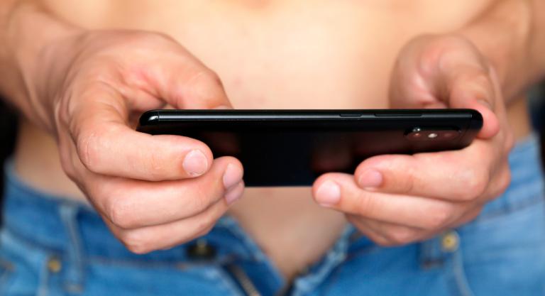 Adolescente mirando porno con su móvil