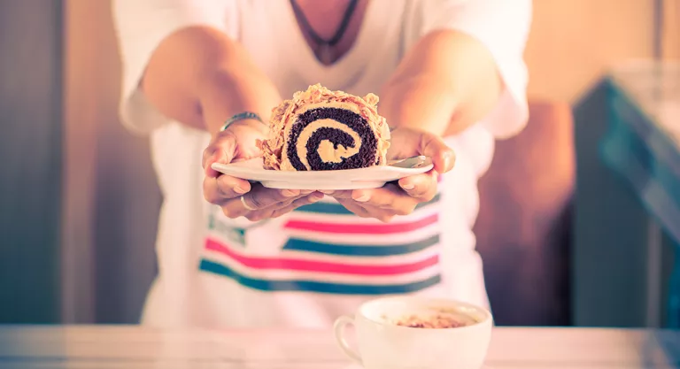 Mujer con dulces