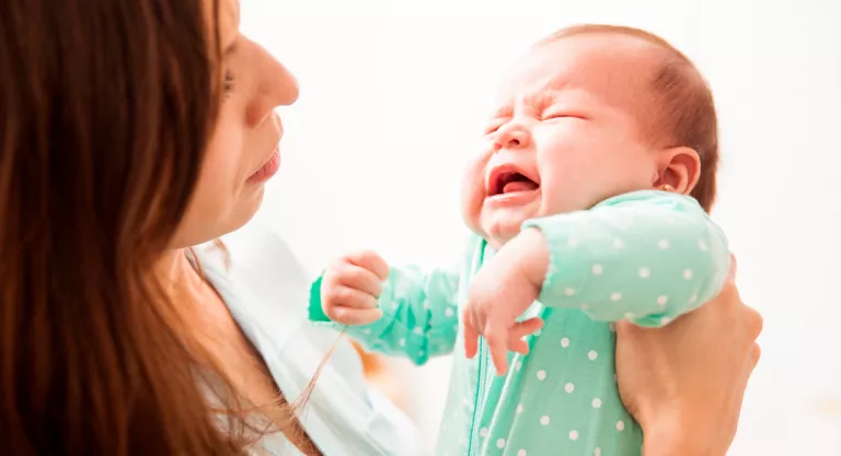 Madre zarandeando a su bebé