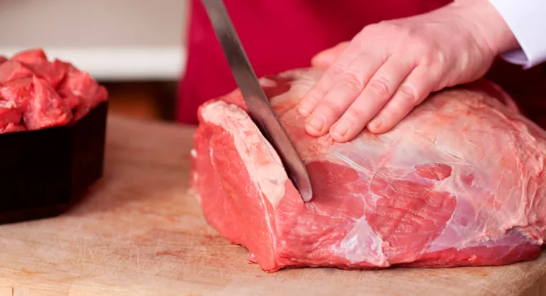 Carne al corte en el mercado