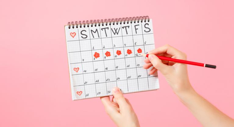 Chica apuntando en un calendario sus días fértiles