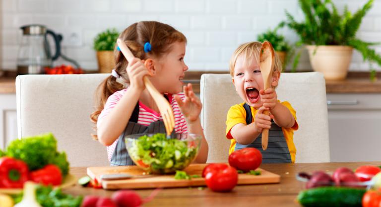 Niños comiendo ensalada