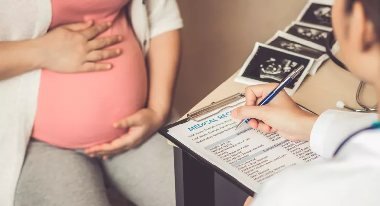 Mujer embarazada en el médico