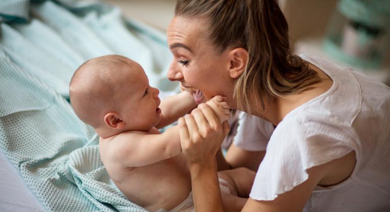 Mujer con su bebé tras realizarse una ligadura de trompas
