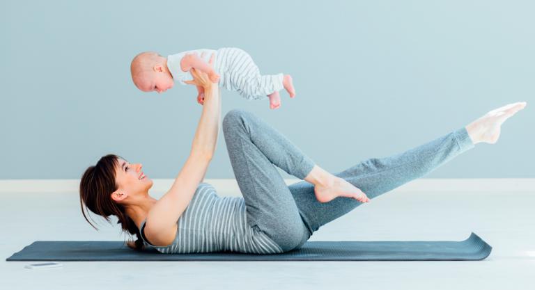 Mujer con su hijo practicando yoga