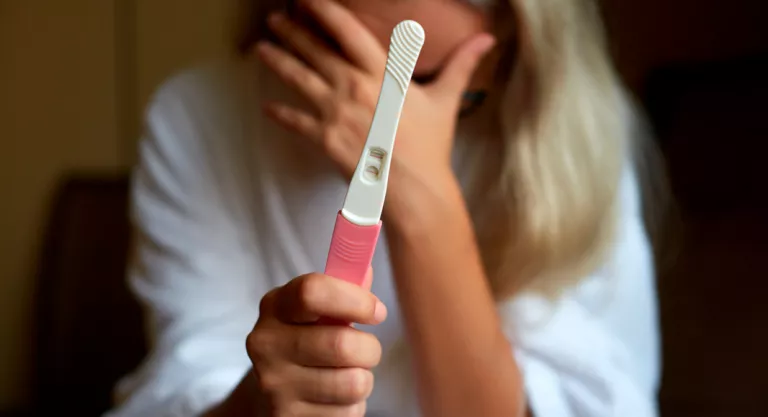 Mujer realizando una prueba de embarazo