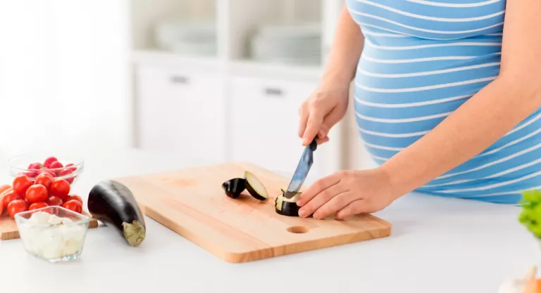 Mujer cocinando unas berenjenas