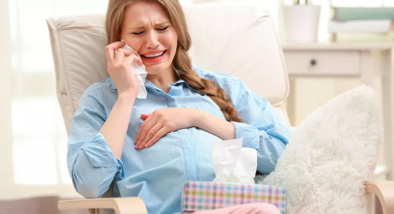 Mujer embarazada con las hormonas a flor de piel