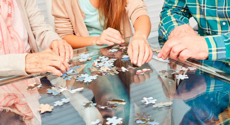 Haciendo un puzzle con pacientes con alzhéimer