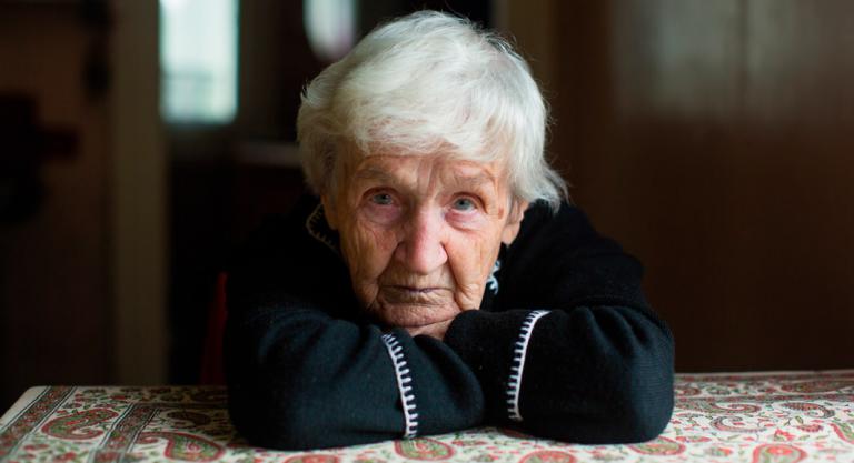 Mujer mayor con alzhéimer