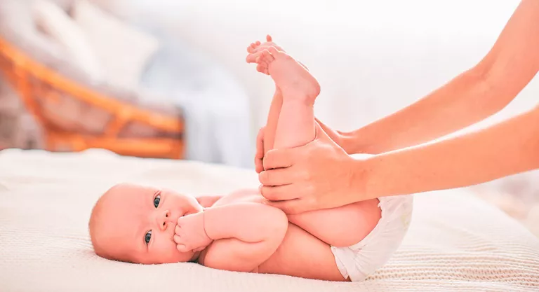 Masajes para eliminar gases de sales bebes