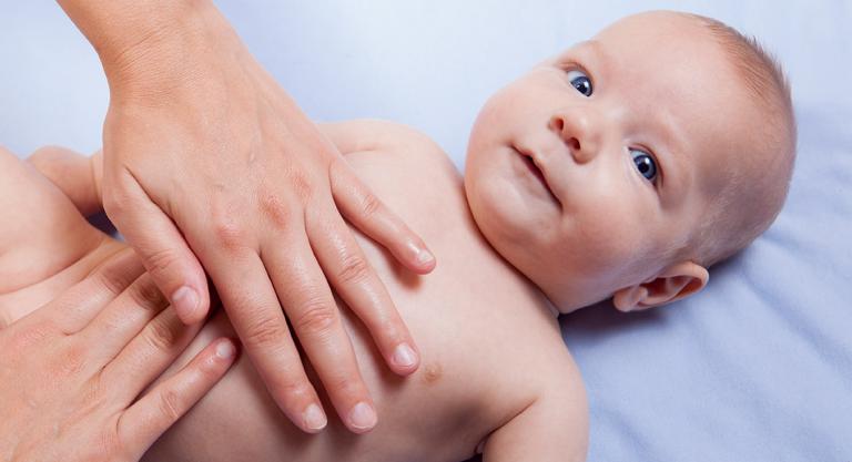 Gases del bebé: masaje en la tripa