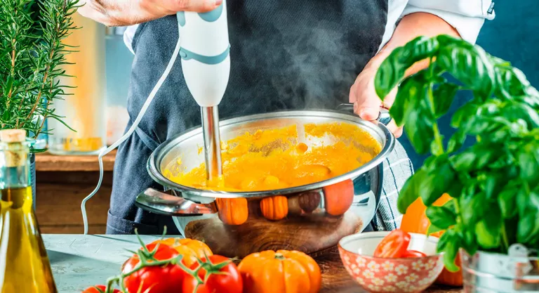 Batidora para realizar una crema de verduras