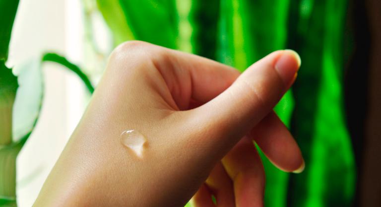 Búsqueda relajarse Perforar Manos secas o agrietadas: factores que dañan la piel de tus manos