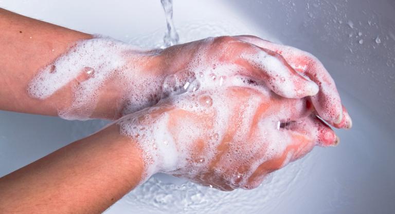 Lavar las manos para prevenir el catarro