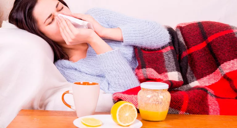 Mujer con catarro