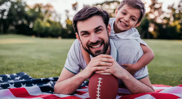 Padre e hijo jugando a fútbol americano