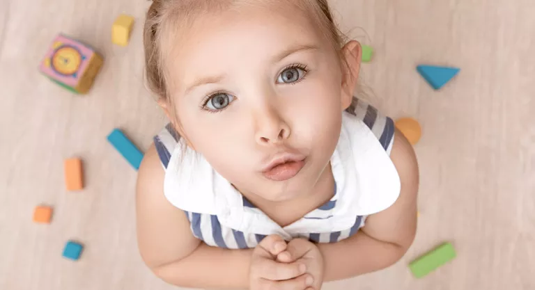 Niña pidiendo las cosas por favor