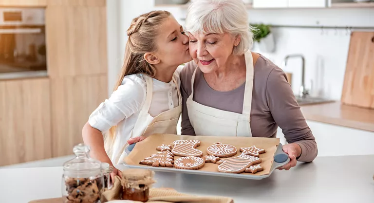 Niña con buenos modales con su abuela