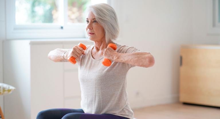Mujer con artritis realizando ejercicio
