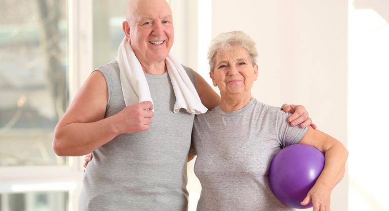 Pareja con artritis realizando ejercicio físico