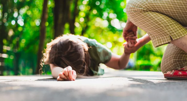 Niña con una crisis de epilepsia