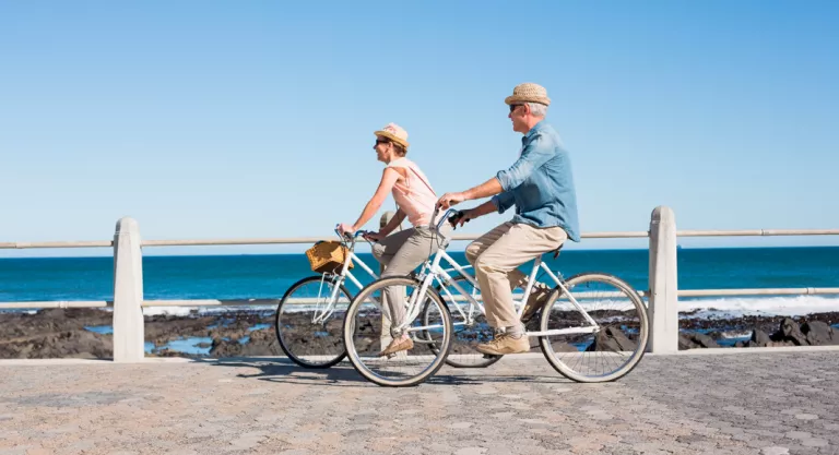 Pareja montando en bicicleta