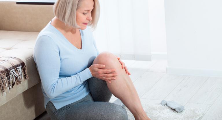 Mujer con osteoporosis en la rodilla