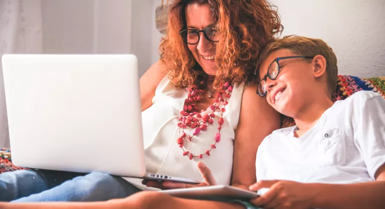 Madre con su hijo mirando internet