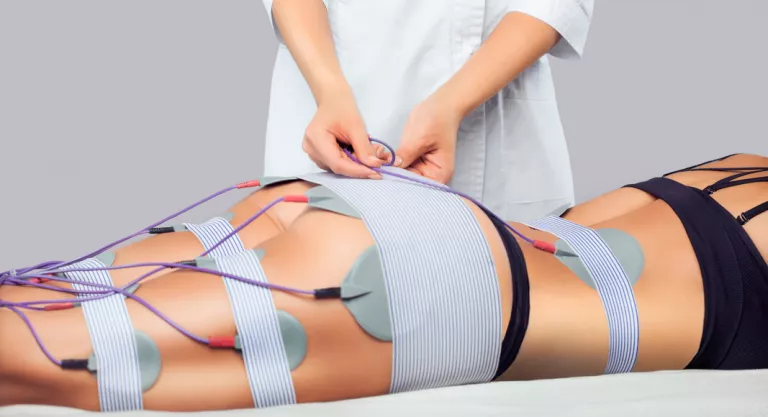 Mujer realizando técnicas de electroestimulación 