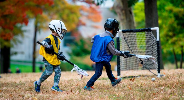 Niños jugando a lacrosse