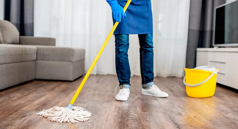 Chico fregando el suelo del salón