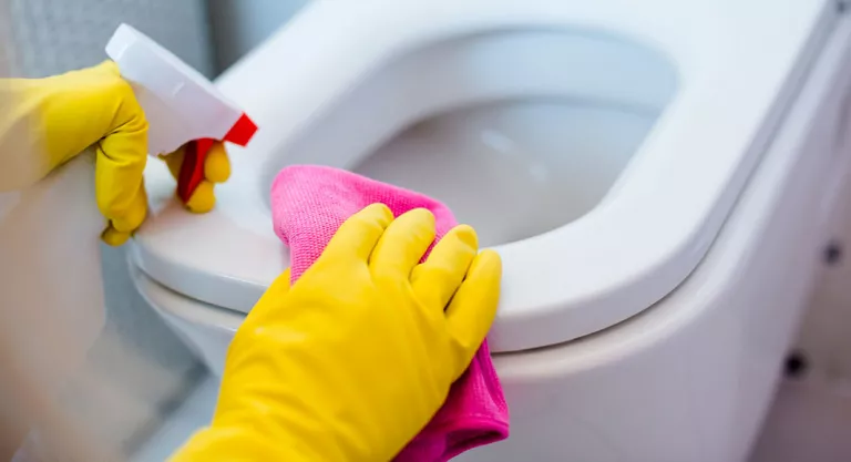  limpiando el baño de su casa