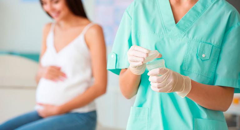Análisis de orina a una embarazada