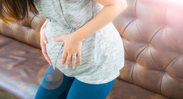 Mujer con miomas durante el embarazo