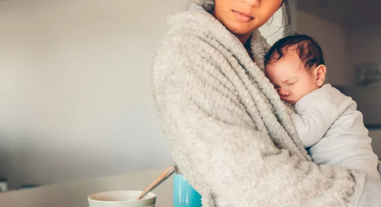 Mujer con us bebé en la cocina