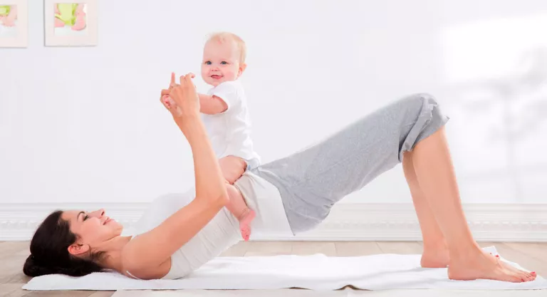 Mujer realizando ejercicio después del parto