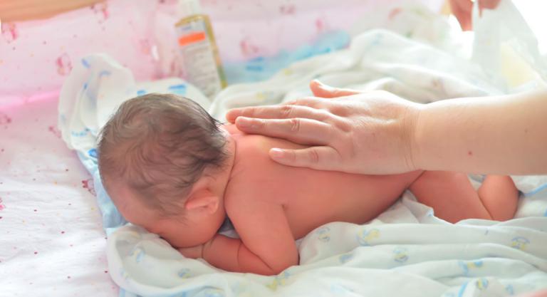 Bebé recién nacido con mancha mongólica