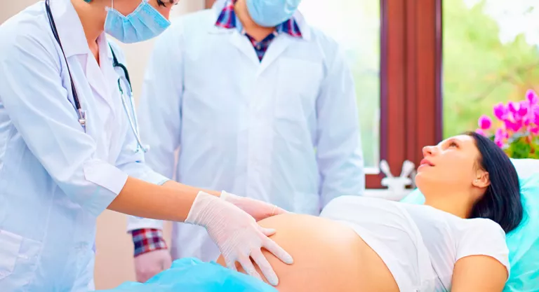 Mujer de parto en el hospital