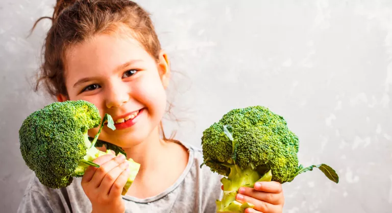 Niña con brócoli