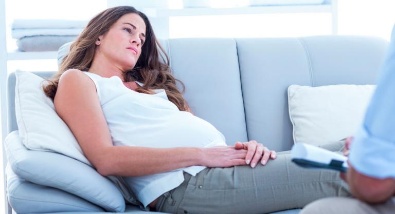 Mujer sufriendo cambios de humor durante el embarazo
