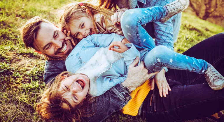 Padre con sus hijas