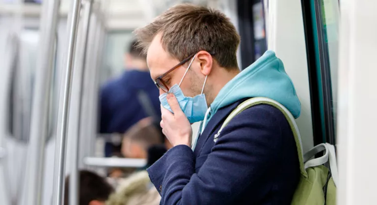 Hombre con una mascarilla de seguridad en el metro