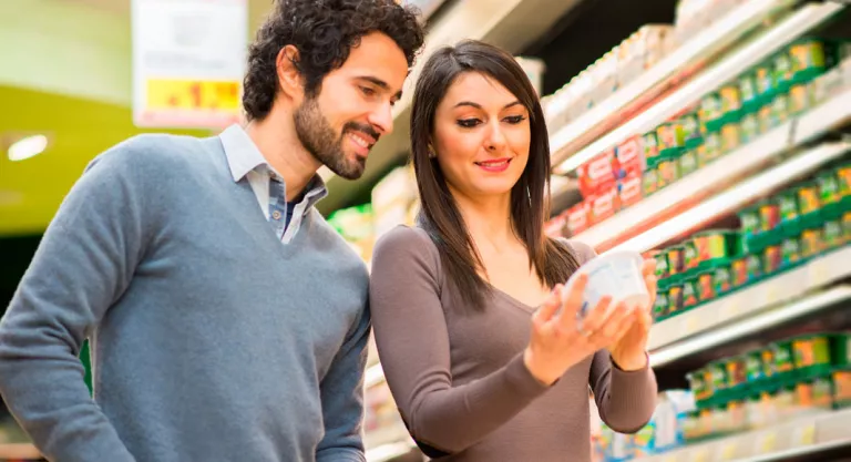 Pareja mirando la etiqueta de un producto